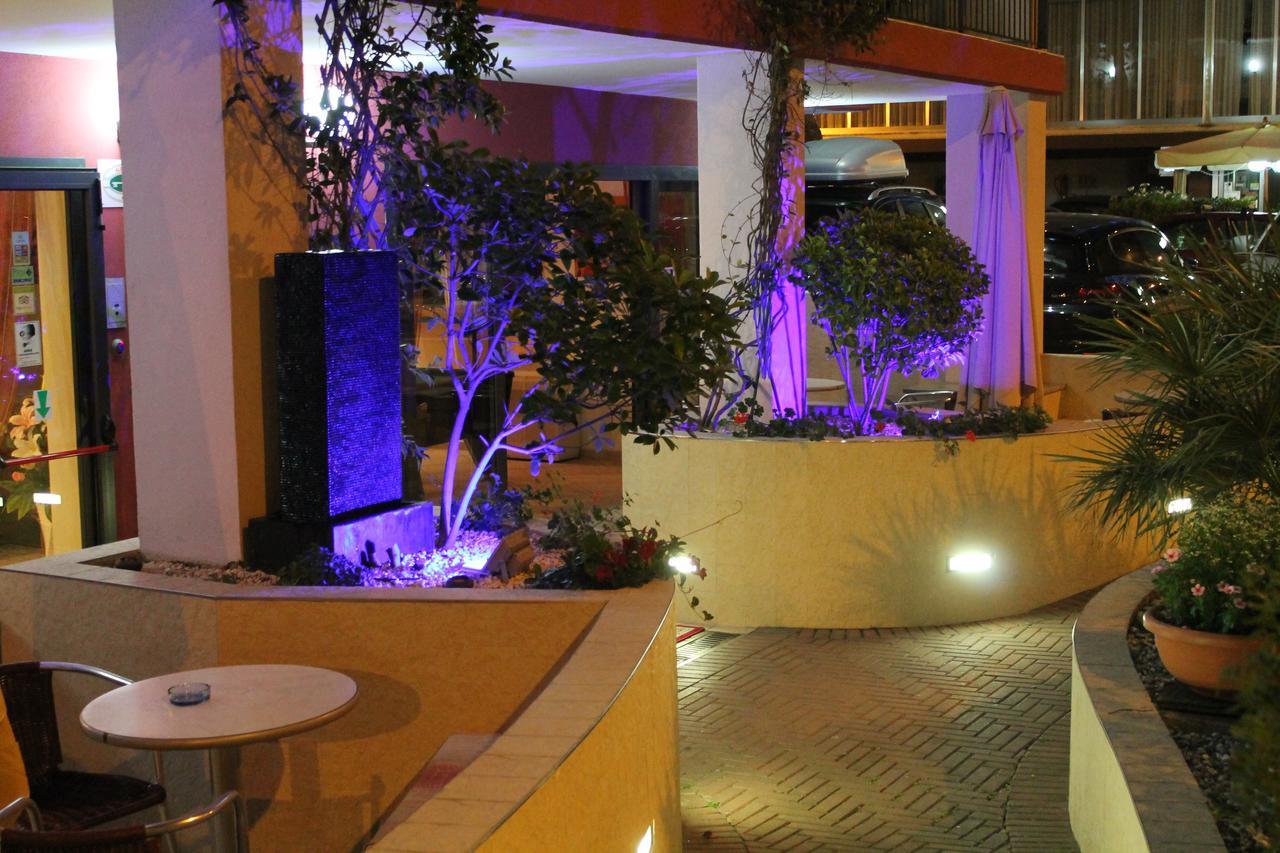 Hotel Oblio Rimini Bagian luar foto
