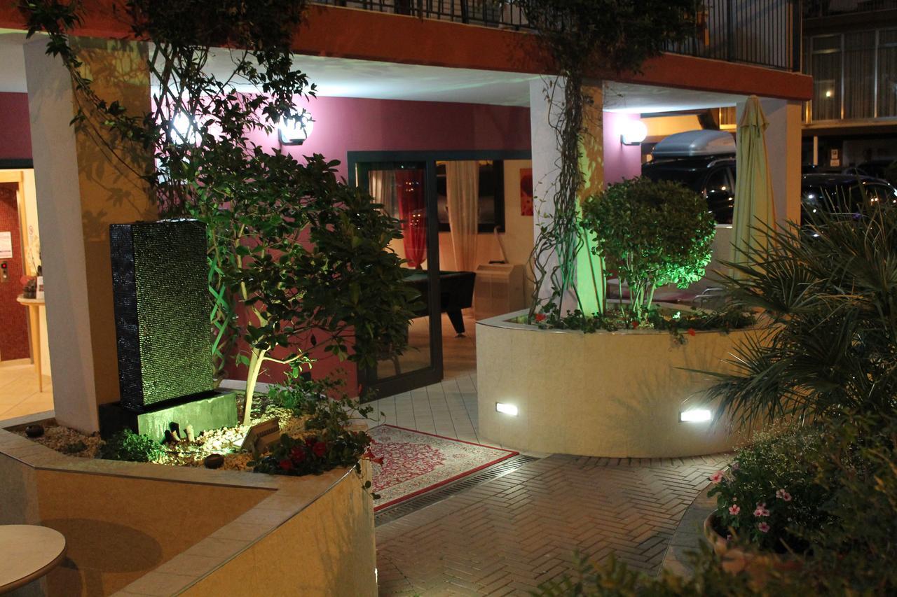 Hotel Oblio Rimini Bagian luar foto
